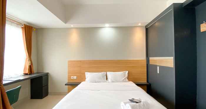 Kamar Tidur Comfy Studio Apartment at Gateway Park LRT City Bekasi By Travelio