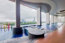 Kolam Renang Cozy Living Studio Apartment at Transpark Bintaro By Travelio