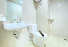 Toilet Kamar 5 Spacious and Minimalist 2BR at Parahyangan Residence Apartment By Travelio
