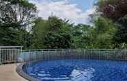 Kolam Renang 5 Warm and Cozy Studio Apartment at Dago Suites By Travelio