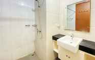 Toilet Kamar 3 Warm and Cozy Studio Apartment at Dago Suites By Travelio