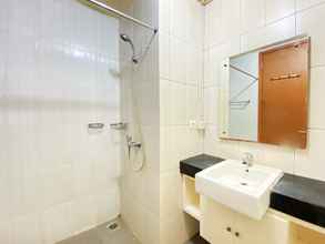 Toilet Kamar 4 Warm and Cozy Studio Apartment at Dago Suites By Travelio