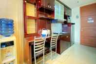 Ruang untuk Umum Warm and Cozy Studio Apartment at Dago Suites By Travelio