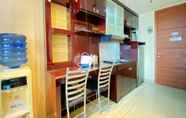 Ruang Umum 2 Warm and Cozy Studio Apartment at Dago Suites By Travelio