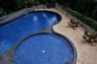 Kolam Renang Warm and Cozy Studio Apartment at Dago Suites By Travelio