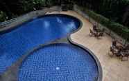 Kolam Renang 4 Warm and Cozy Studio Apartment at Dago Suites By Travelio