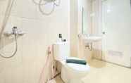 Toilet Kamar 6 Luxurious 3BR Apartment at Parahyangan Residence By Travelio