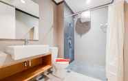 In-room Bathroom 6 Elegant and Spacious 2BR Apartment at Paddington Heights By Travelio