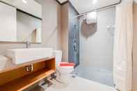 In-room Bathroom Elegant and Spacious 2BR Apartment at Paddington Heights By Travelio