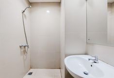 In-room Bathroom 3 Simply Look Studio Apartment at Atria Residences Gading Serpong By Travelio