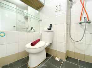 In-room Bathroom 4 Cozy and Comfy Studio Apartment at Bassura City By Travelio