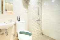 In-room Bathroom Homey Studio Room Apartment at Grand Asia Afrika By Travelio