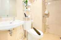 Toilet Kamar Cheerful and Homey 2BR at Parahyangan Residence Apartment By Travelio