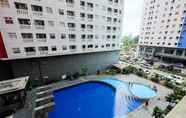 Kolam Renang 6 Nice and Elegant 2BR Apartment at Green Pramuka City By Travelio