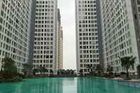 Swimming Pool Fancy and Simply 1BR at M-Town Residence Apartment By Travelio