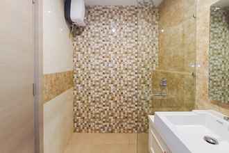 Toilet Kamar 4 Relaxing Studio Apartment at Mataram City By Travelio