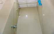 Toilet Kamar 3 Cozy Studio Apartment at 11th Floor Paramount Skyline By Travelio