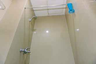 Toilet Kamar 4 Cozy Studio Apartment at 11th Floor Paramount Skyline By Travelio