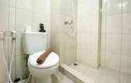 Toilet Kamar 3 Fully Furnished Studio Apartment at Springlake Summarecon Bekasi near Mall By Travelio