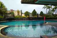 Kolam Renang Luxurious 3BR Apartment at 11th Floor Grand Setiabudi By Travelio