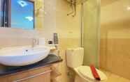 Toilet Kamar 6 Luxurious 3BR Apartment at 11th Floor Grand Setiabudi By Travelio