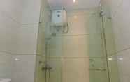 Toilet Kamar 4 Fancy and Nice 1BR Apartment at Brooklyn Alam Sutera By Travelio