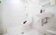 Toilet Kamar 5 Homey 2BR with Extra Room Apartment at Taman Beverly By Travelio