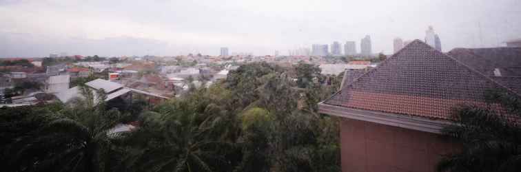 Lobi Homey 2BR with Extra Room Apartment at Taman Beverly By Travelio