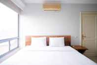 Kamar Tidur Homey 2BR with Extra Room Apartment at Taman Beverly By Travelio