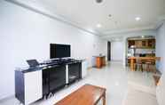 Ruang untuk Umum 3 Homey 2BR with Extra Room Apartment at Taman Beverly By Travelio
