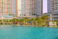 Swimming Pool Nice and Homey 1BR Apartment at Gold Coast By Travelio