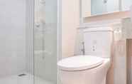 In-room Bathroom 4 Nice and Homey 1BR Apartment at Gold Coast By Travelio