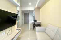 Ruang Umum Nice and Comfort 1BR Apartment at Vasanta Innopark By Travelio