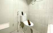 In-room Bathroom 4 Nice and Comfort 1BR Apartment at Vasanta Innopark By Travelio
