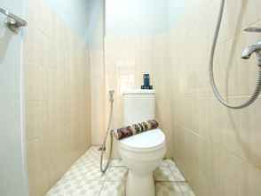 Toilet Kamar 4 Minimalist Studio Apartment at 12th Floor Grand Kamala Lagoon By Travelio