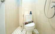 Toilet Kamar 3 Minimalist Studio Apartment at 12th Floor Grand Kamala Lagoon By Travelio