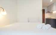 Kamar Tidur 7 Warm and Simply Studio Room Apartment at West Vista By Travelio