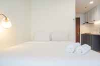 ห้องนอน Warm and Simply Studio Room Apartment at West Vista By Travelio