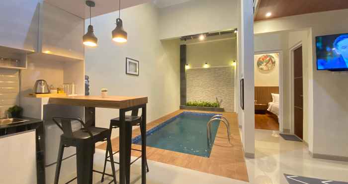 Bar, Cafe and Lounge NADIKA Homes Private Pool