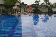 Kolam Renang Great Choice Apartment 2BR at The Edge Bandung By Travelio