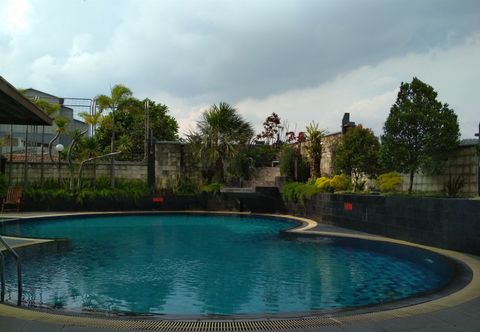 สระว่ายน้ำ Luxury Apartment 3BR at Grand Setiabudi By Travelio