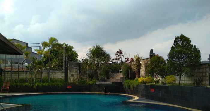 Swimming Pool Luxury Apartment 3BR at Grand Setiabudi By Travelio