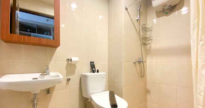 Phòng tắm bên trong Cozy Apartment Studio at Oasis Cikarang By Travelio