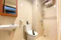 In-room Bathroom Cozy Apartment Studio at Oasis Cikarang By Travelio