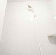 Toilet Kamar 4 Tidy and Simply Look Studio at Tokyo Riverside PIK 2 Apartment By Travelio