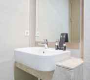 In-room Bathroom 6 Comfort and Minimalist Stay Studio Gold Coast Apartment By Travelio