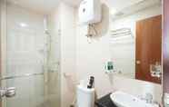 Phòng tắm bên trong 6 Comfort and Homey 1BR at Vida View Makassar Apartment By Travelio