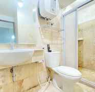 In-room Bathroom 4 Cozy 1BR Apartment at Braga City Walk By Travelio