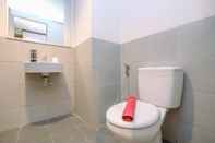 Toilet Kamar Homey and Modern Look 2BR Bogor Icon Apartment By Travelio