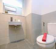 In-room Bathroom 6 Homey and Modern Look 2BR Bogor Icon Apartment By Travelio